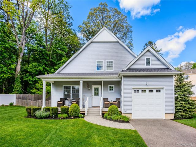  3 BR,  3.00 BTH &nbsp;Ranch style home in Huntington Station