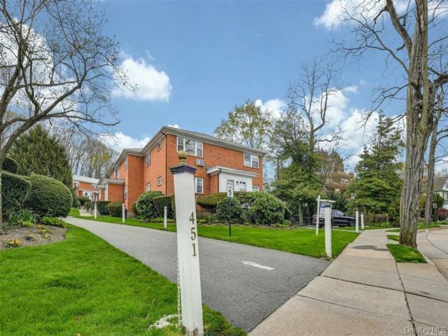  1 BR,  1.00 BTH &nbsp;Garden style home in Northport