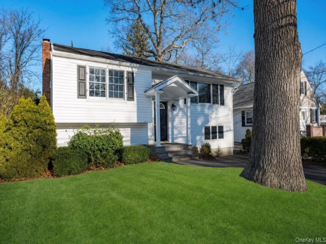  3 BR,  2.00 BTH &nbsp;Hi ranch style home in Huntington