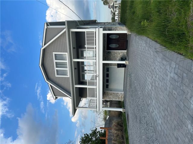  5 BR,  4.00 BTH &nbsp;Modern style home in Lindenhurst