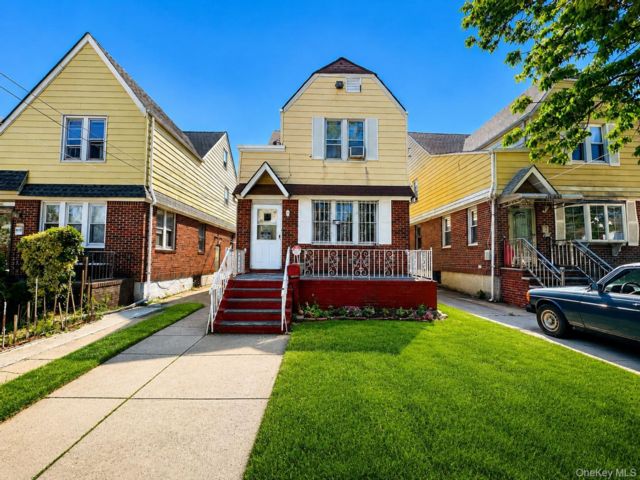  4 BR,  3.00 BTH &nbsp;Colonial style home in Queens Village