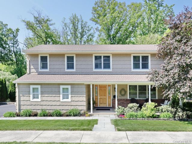  4 BR,  3.00 BTH &nbsp;Colonial style home in Pearl River