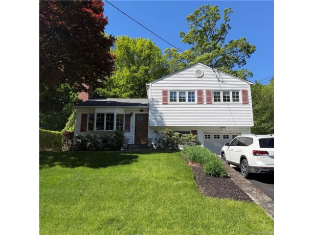  3 BR,  2.00 BTH &nbsp;Split level style home in Montrose