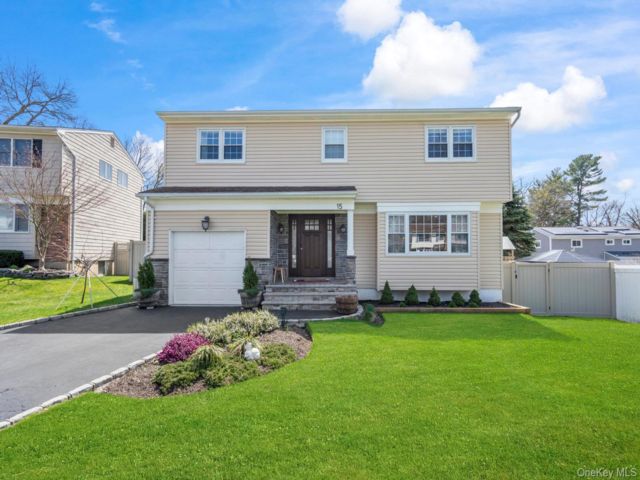  4 BR,  3.00 BTH &nbsp;Colonial style home in Syosset
