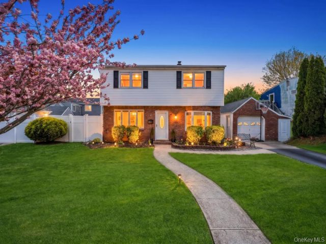  4 BR,  2.00 BTH &nbsp;Colonial style home in Levittown