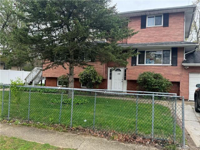  6 BR,  2.00 BTH &nbsp;A-frame style home in Amityville