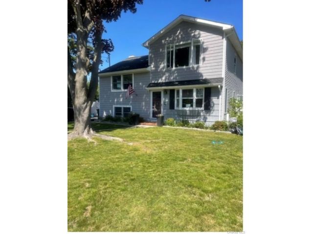  3 BR,  2.00 BTH &nbsp;Split level style home in Bohemia
