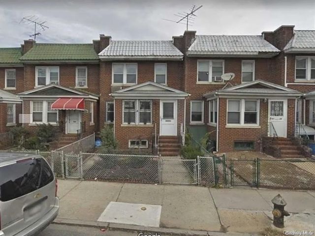 4 BR,  3.00 BTH &nbsp;Colonial style home in Rego Park