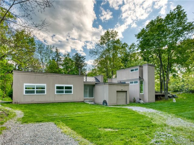  3 BR,  4.00 BTH &nbsp;Contemporary style home in Garrison