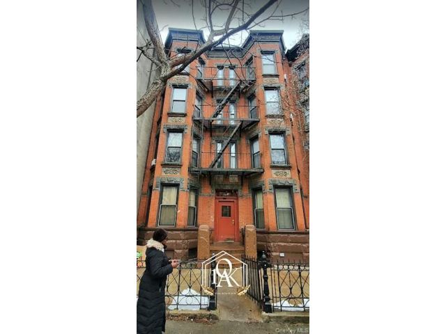  2 BR,  1.00 BTH &nbsp;Colonial style home in Park Slope