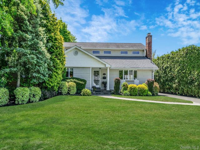  3 BR,  2.00 BTH &nbsp;Exp ranch style home in Islip