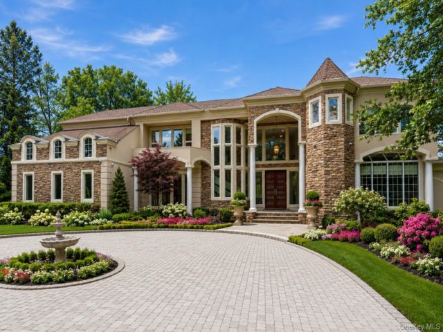  7 BR,  8.00 BTH &nbsp;Colonial style home in Oyster Bay Cove