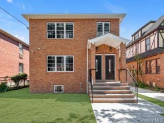  6 BR,  5.00 BTH &nbsp;Colonial style home in Rosedale