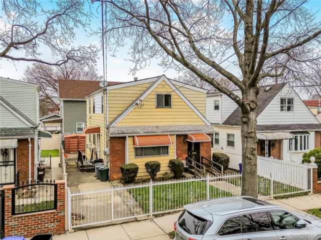  6 BR,  3.00 BTH &nbsp;Colonial style home in Jamaica
