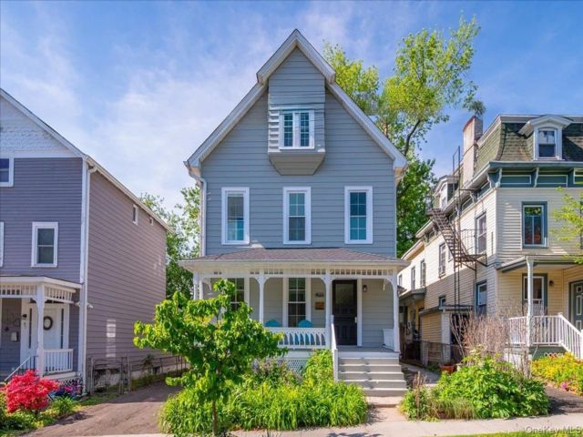  3 BR,  2.00 BTH &nbsp;Colonial style home in Nyack