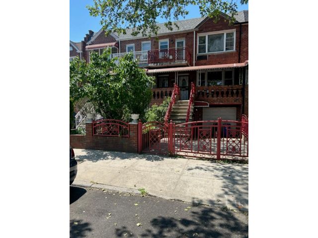  4 BR,  2.00 BTH &nbsp;House style home in Mill Basin