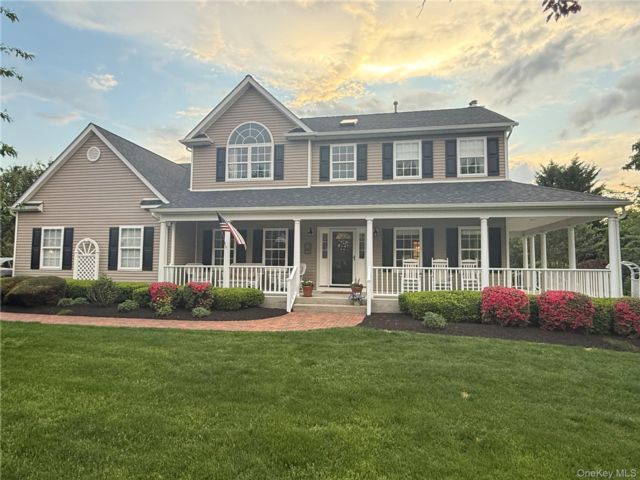  4 BR,  4.00 BTH &nbsp;Colonial style home in Miller Place
