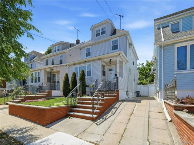 4 BR,  3.00 BTH &nbsp;Colonial style home in Oakland Gardens