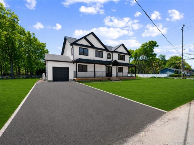  5 BR,  4.00 BTH &nbsp;Colonial style home in Central Islip
