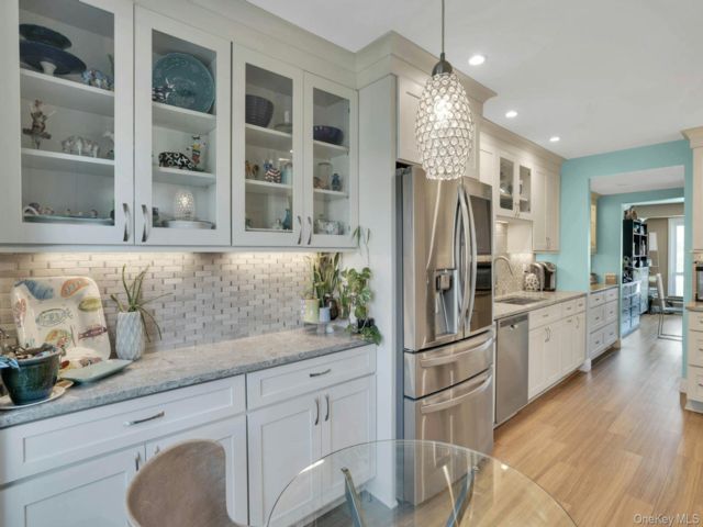  2 BR,  3.00 BTH &nbsp;Condo style home in Smithtown