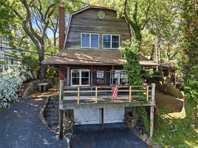  3 BR,  2.00 BTH &nbsp;Craftsman style home in Sound Beach