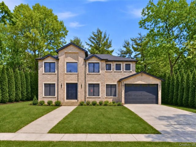  5 BR,  7.00 BTH &nbsp;Colonial style home in Roslyn Heights