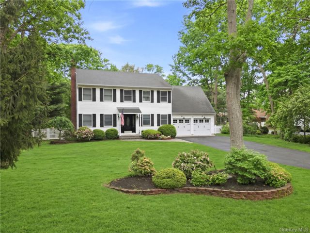  3 BR,  3.00 BTH &nbsp;Colonial style home in Center Moriches