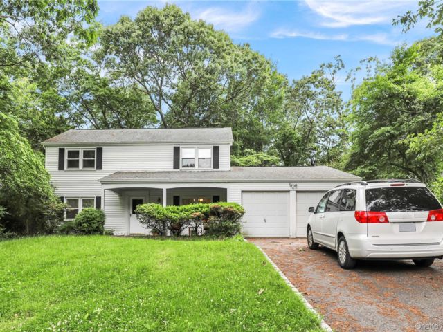  3 BR,  3.00 BTH &nbsp;Colonial style home in Stony Brook