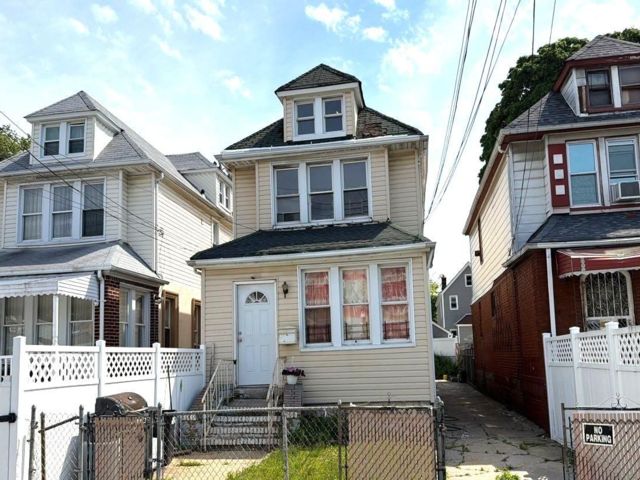  3 BR,  2.00 BTH &nbsp;Colonial style home in South Ozone Park