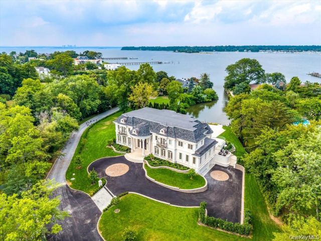  6 BR,  6.00 BTH &nbsp;Colonial style home in Great Neck