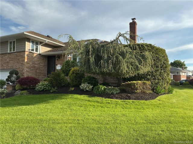  3 BR,  4.00 BTH &nbsp;Split level style home in Westbury