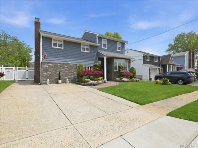  4 BR,  3.00 BTH &nbsp;Split level style home in East Meadow