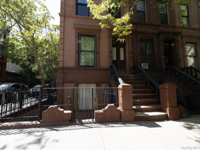  5 BR,  5.00 BTH &nbsp;Traditional style home in New York (manhattan)
