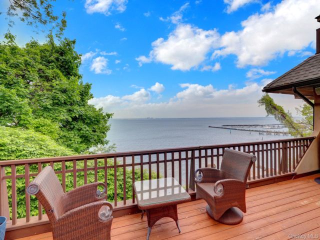  5 BR,  5.00 BTH &nbsp;Colonial style home in Glen Cove