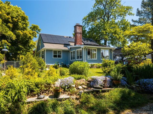  4 BR,  2.00 BTH &nbsp;Cape cod style home in Sound Beach