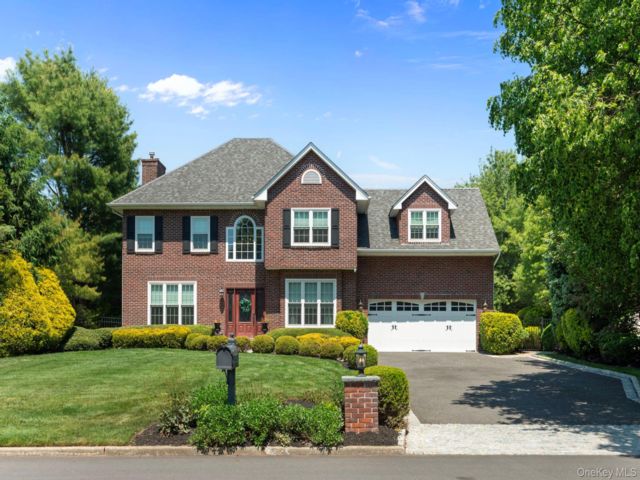  4 BR,  4.00 BTH &nbsp;Colonial style home in East Northport