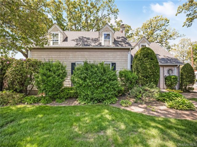  3 BR,  2.00 BTH &nbsp;Colonial style home in Farmingdale