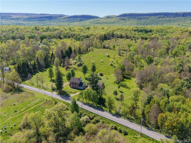 4 BR,  2.00 BTH &nbsp;Colonial style home in New Paltz