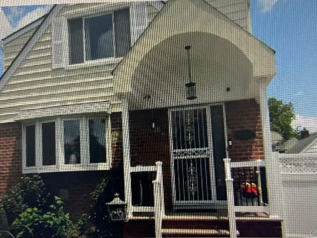  2 BR,  2.00 BTH &nbsp;Cape cod style home in Bellerose