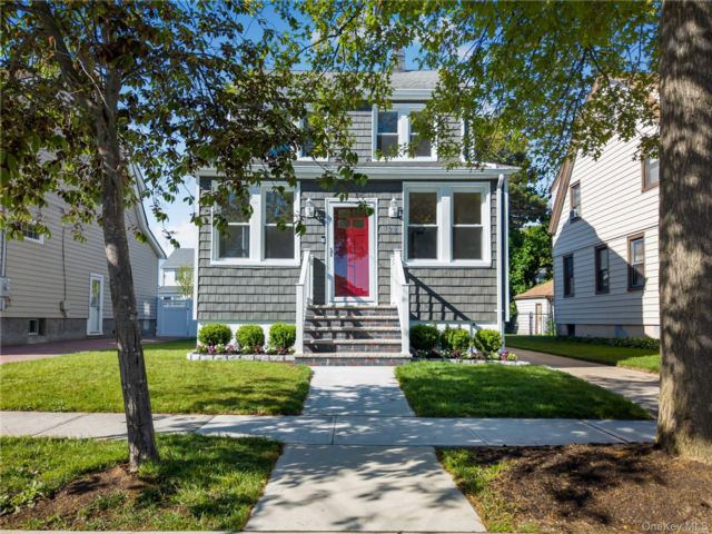  3 BR,  2.00 BTH &nbsp;Colonial style home in Valley Stream