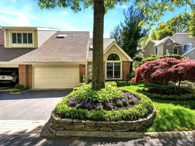  3 BR,  4.00 BTH &nbsp;Condo style home in Smithtown