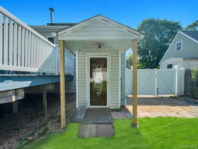  3 BR,  1.00 BTH &nbsp;Other style home in Selden