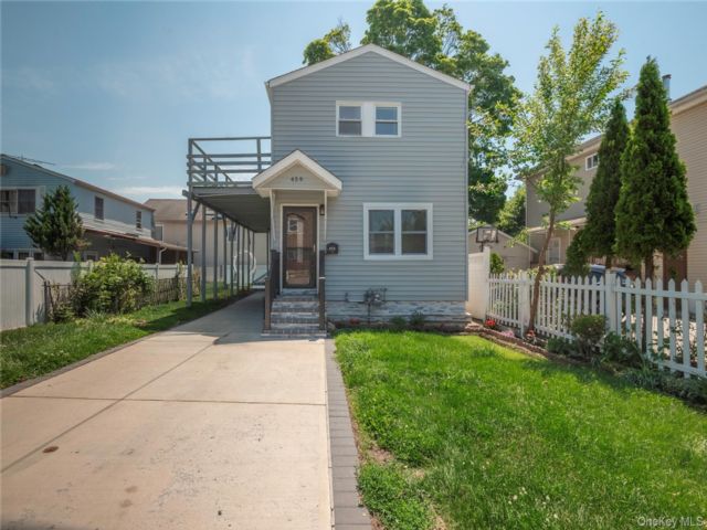  4 BR,  3.00 BTH &nbsp;Colonial style home in Floral Park