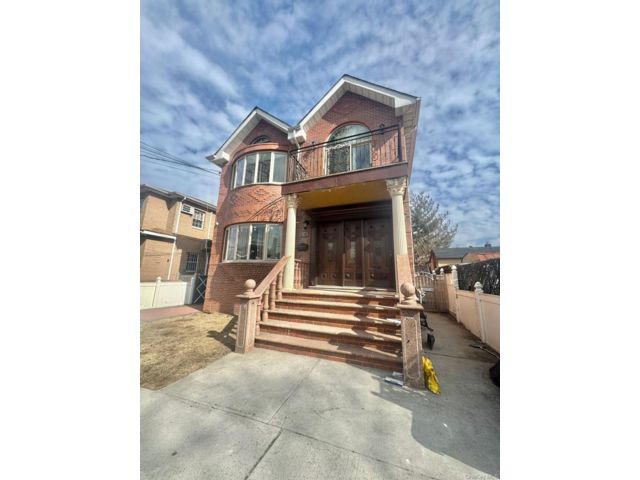  2 BR,  1.00 BTH &nbsp;Contemporary style home in Fresh Meadows