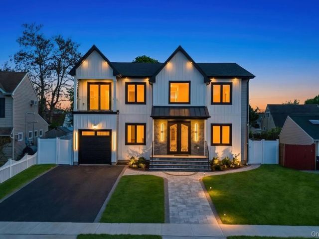  5 BR,  6.00 BTH &nbsp;Colonial style home in Levittown