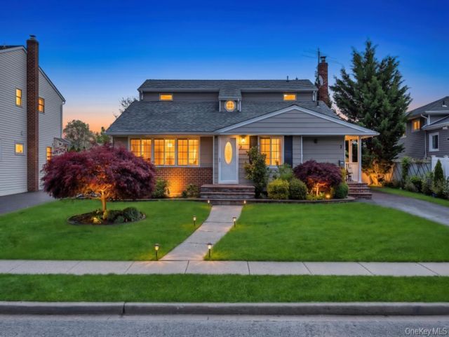  4 BR,  3.00 BTH &nbsp;Exp ranch style home in Hicksville