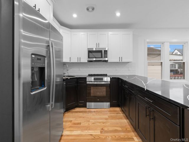  3 BR,  3.00 BTH &nbsp;Colonial style home in South Ozone Park