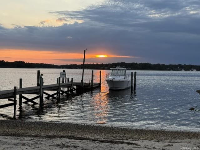  3 BR,  2.00 BTH &nbsp;Ranch style home in Moriches