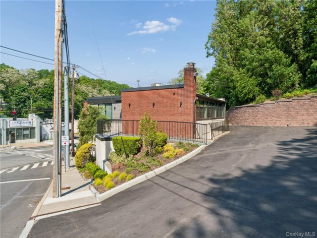  2 BR,  1.00 BTH &nbsp;Contemporary style home in Huntington
