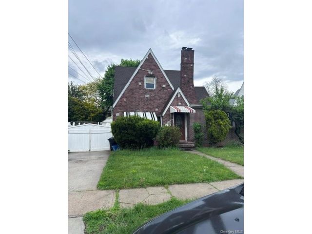  2 BR,  1.00 BTH &nbsp;Tudor style home in Hempstead